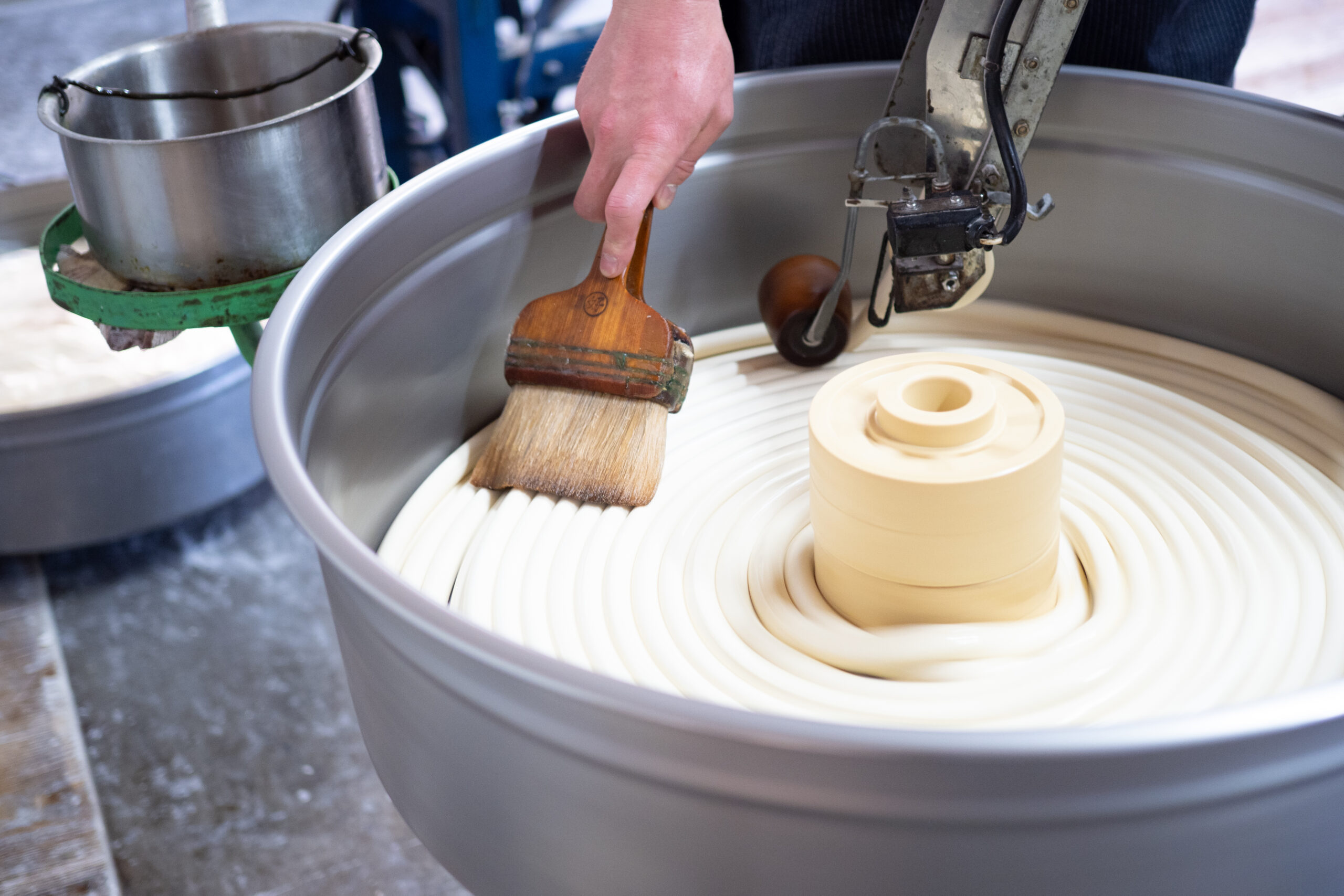 なぜ小豆島そうめんは「ごま油」を使うのか？――職人が語る、他の産地とは決定的に違う「コシと香り」の理由