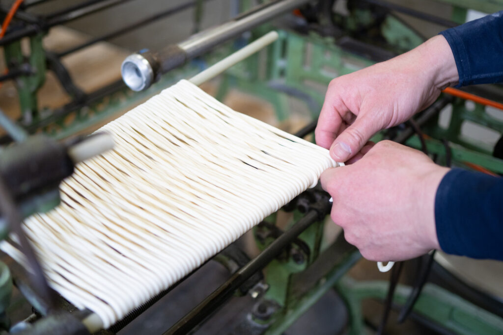 マルカツ製麺所 小豆島手延べそうめん製造風景