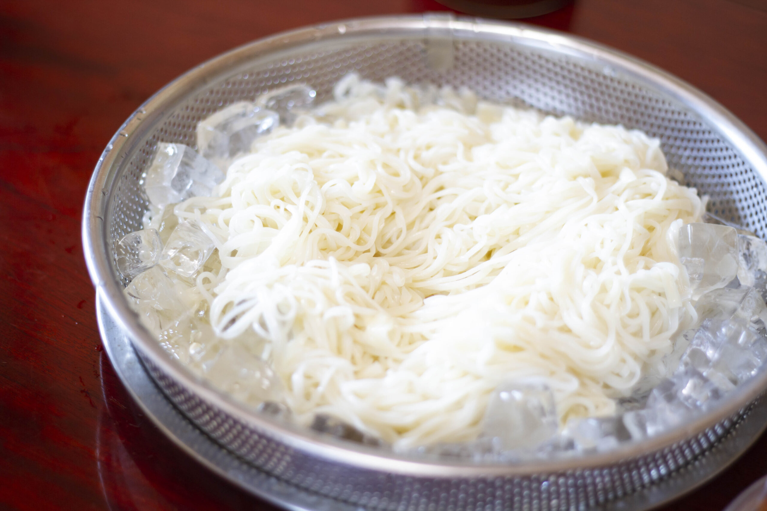 そうめんの正しい茹で方と塩抜き｜プロが教えるコツ