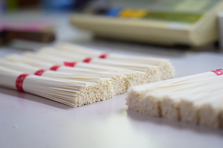 【保存版】小豆島手延べそうめん「島の光」.             完全ガイド――製麺所の違いで味は変わるのか？