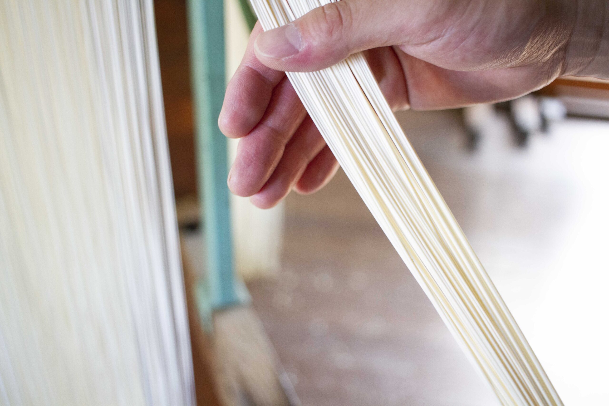 午前5時、生地の「声」を聞く。――マルカツ製麺所が、機械化が進んでも「手仕事」を残す理由