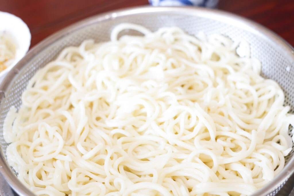 ザルに盛りつけた茹でたての手延べそうめん
