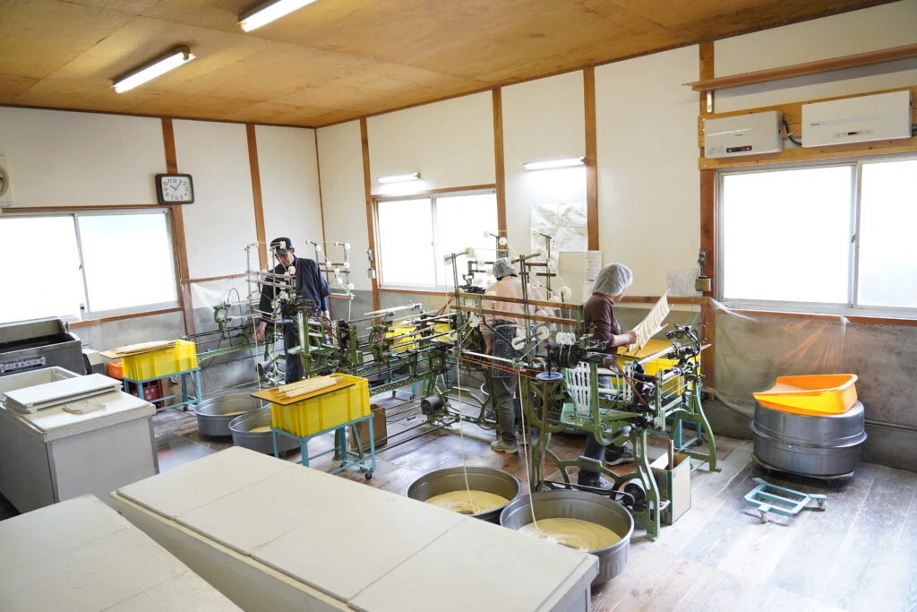 小豆島・マルカツ製麺所の作業場と手延べ製麺の機械