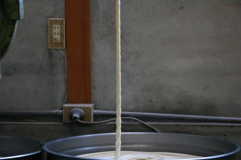 手延べそうめんと機械麺の違いを職人が解説｜なぜ小豆島の手延べは美味しいのか