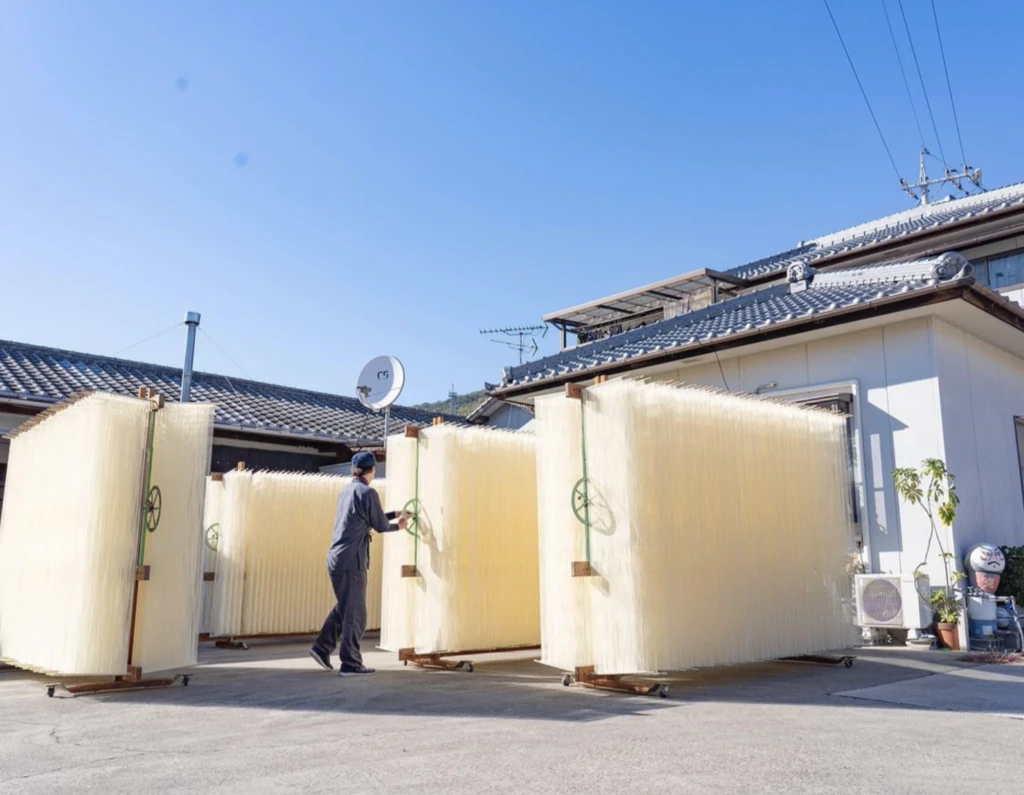 小豆島でそうめんの栄養を天日干しする風景写真