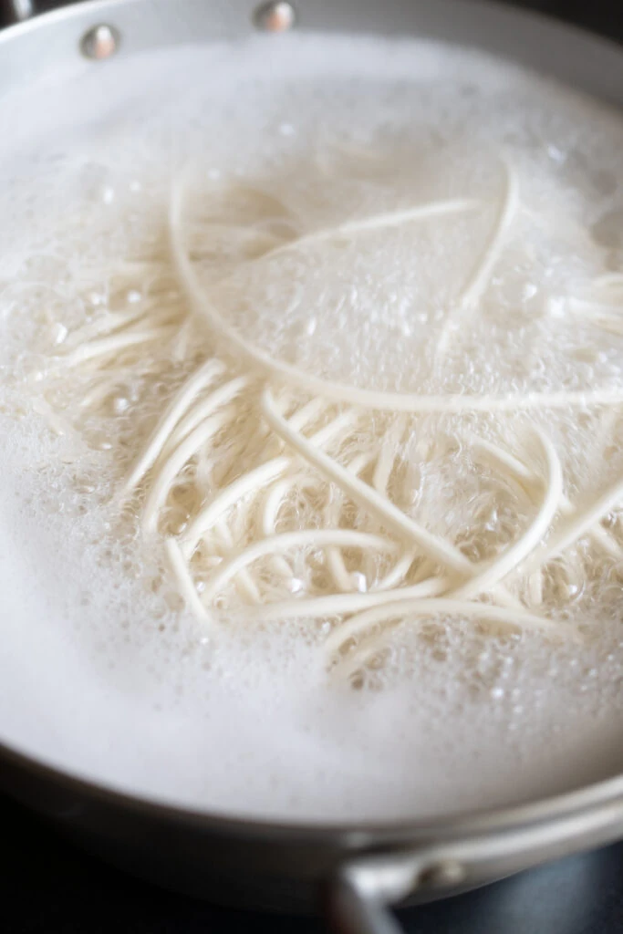 鍋の中で茹でられる手延べそうめんの麺のアップ